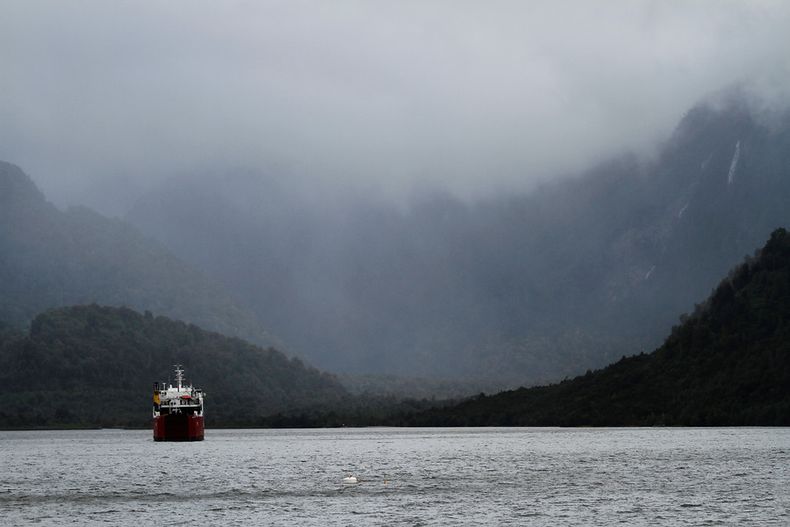 mil litros de diesel  pescadores artesanales de chacabuco denuncian grave contaminacion.jpg