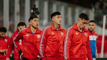 A falta de fútbol: La Roja sale a vender versiones retro de camisetas auspiciadas por Adidas