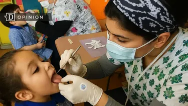 El Desconcierto | 25915 dentistas revisando las bocas de ninos en una sala de clase.webp