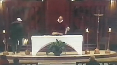 VIDEO| Apuñalan a sacerdote durante una misa en Montreal