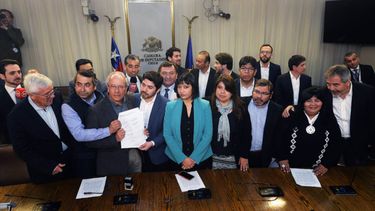 Oposición cierra filas e ingresa acusación constitucional contra ministra Marcela Cubillos