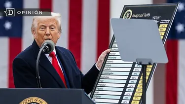El Desconcierto | 13896 trump mostrando cartel con los aranceles a otros paises.webp