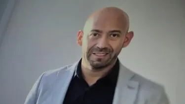 Acusan a profesor universitario de experimentar con humanos: Alumno denuncia dolor agudo y secuelas psicológicas