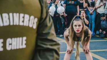 El grito de Cheril Linett, la artista que sacó a la yeguada latinoamericana a denunciar la violencia a la calle