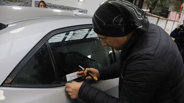 Vuelta a la original: Rechazan eliminar la obligación de grabar patentes en vidrios de autos