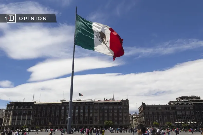 29391 bandera de mexico en una plaza.webp