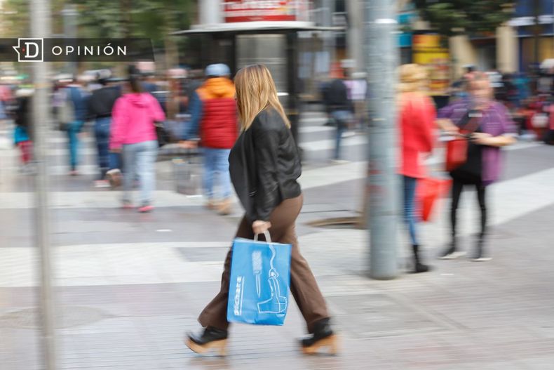 6496 mujer caminando en el paseo ahumada.jpg
