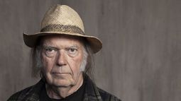“Mentiras vendidas por dinero”: Neil Young se va de Spotify por preferir a antivacunas