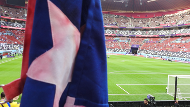 El Desconcierto | Bandera chilena en estadio de Qatar.png