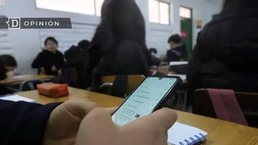 El Desconcierto | 29208 alumno viendo su celular en clases.webp