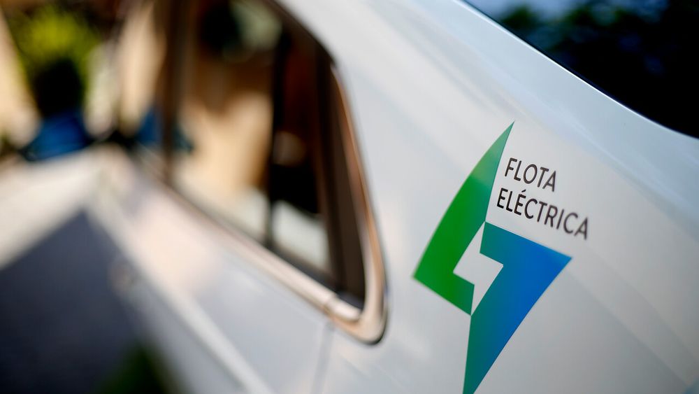 Imagen referencial sobre automóviles eléctricos y energía solar - Agencia Uno