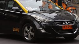 Denuncian nueva estafa en Aeropuerto de Santiago: Taxista ilegal cobró casi $7 millones a turista