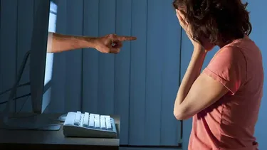 El Desconcierto | 23383 mujer sufriendo ciberacoso.webp