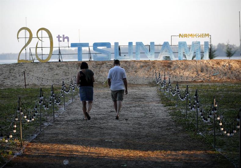 9336 tsunami tailandia efe epa rungroj yongrit.jpg