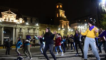 Salió a la calle, nada le importó: Estudiantes movilizadas bailaron reggaetón feminista frente a la Catedral de Santiago