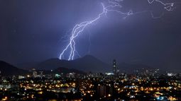 Senapred emite alerta por tormenta eléctrica para 10 comunas de la Región Metropolitana
