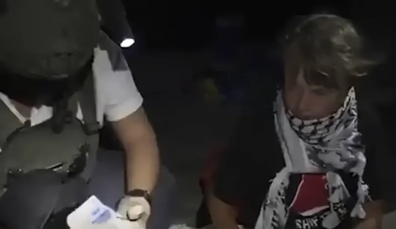 greta thunberg denuncia malos tratos en israel desde fotos forzadas y falta de agua hasta la violacion de sus derechos segun ong.webp