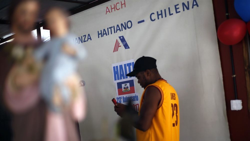 The Guardian relata riesgos y discriminación que enfrentan inmigrantes caribeños en busca de una nueva vida en Chile