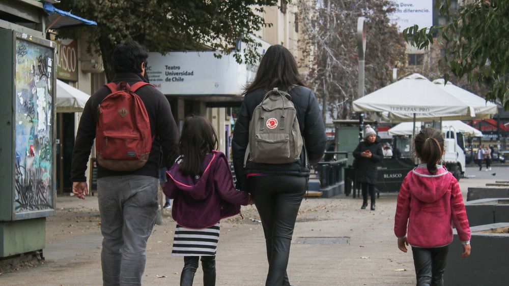 Apenas un hijo por chilena: Tasa de fecundidad no alcanza nivel de reemplazo de 2 hijos y es la más baja de la historia
