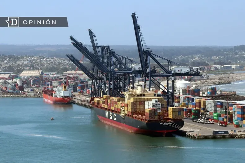 25843 barco con containers en un puerto.webp