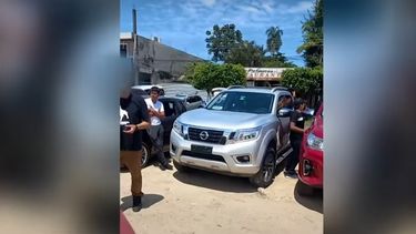 Bolivia: Policía destituye a dos jefes y a 22 funcionarios por vínculos con robos de autos en Chile