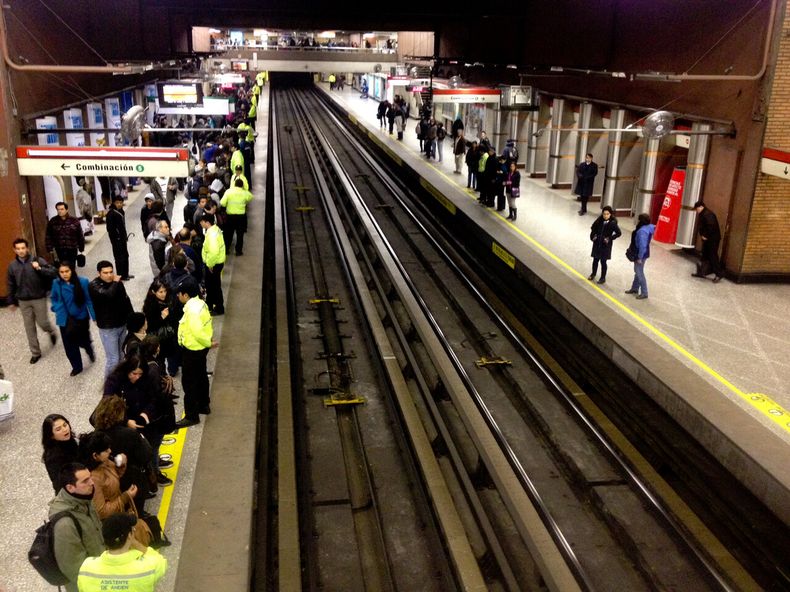 Imagen sobre el Metro de Santiago - Agencia Uno