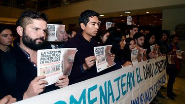 VIDEO| Boric es desalojado del Senado tras protestar contra el homenaje a Agustín Edwards