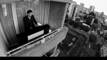 Mathias Encina: el pianista que da conciertos desde su balcón en Concepción en tiempos del coronavirus