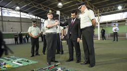 Casi 500 armas y 200 celulares: Masivo operativo en cárceles decomisó insólitos artículos