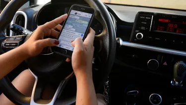 Conducta vial con nota roja en Chile: La mitad de las personas admite usar el celular mientras maneja