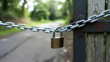 Cerró con cadena y candado el único acceso a vivienda de su vecina: Corte ordenó reabrir acceso y entregar llaves