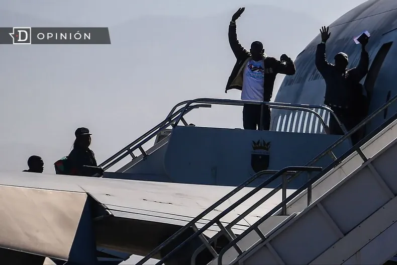 15000 imagen referencial de haitianos subiendo a un avion de las f.webp