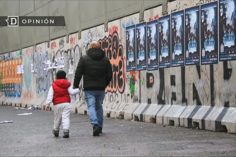 14432 imagen de un padre caminando con su hijo.webp