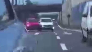 VIDEO| Conductor choca a otro auto para sacarlo de la vía y volcarlo