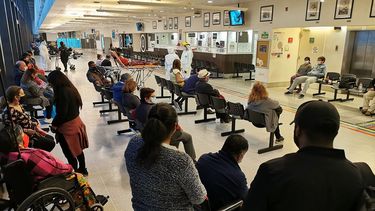 Paro en salud por desvinculación de 7 mil trabajadores: Afectaría atención en 105 centros