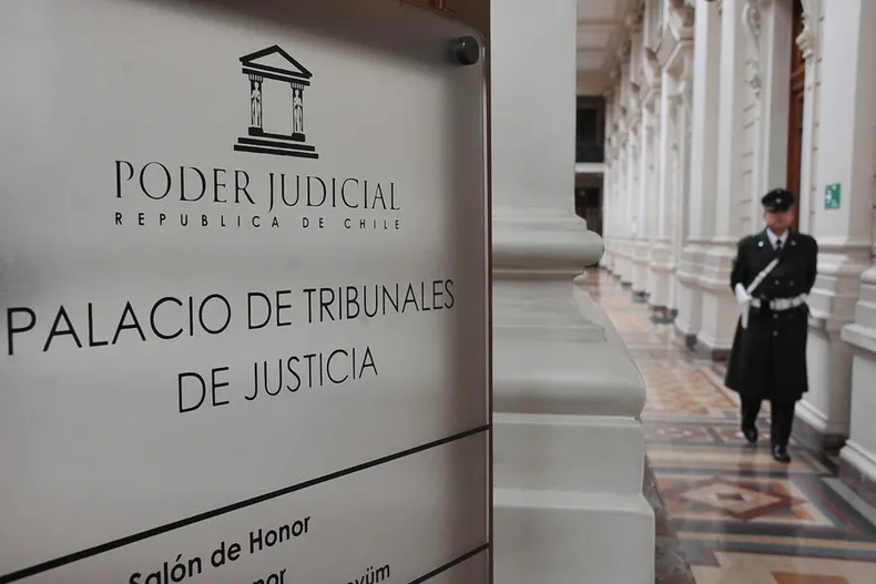 la lucha judicial de alumna a la que universidad le nego grado academico por deuda arancelaria  demostro prohibicion por ley.webp