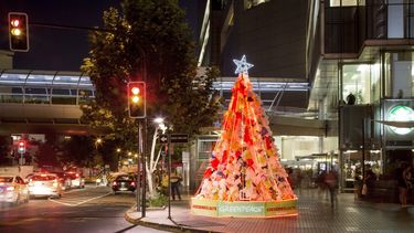 Más de 5 mil bolsas plásticas llenaron un árbol de navidad frente al Costanera Center