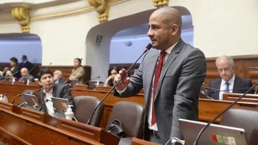 Congreso de Perú aprueba reconsiderar votación sobre adelanto de elecciones