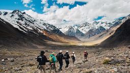 Ministra de Ambiente se compromete a proteger parque con glaciares amenazado por minera