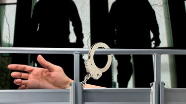 Cinco horas engrillada: El tortuoso traslado de una joven presa con síntomas de aborto