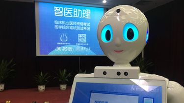 Robot médico comenzó a atender pacientes en centro asistencial de China