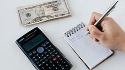 Educación financiera: Chilenos ahorran 60 mil pesos por mes y 77% de hogares tiene deudas