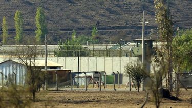 Living, cocina y cancha de tenis: Lujos de Punta Peuco frente a hacinamiento de otros penales