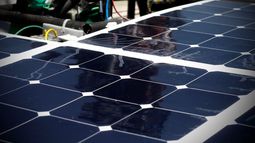 Instalación de paneles solares en Cuba busca enfrentar apagones y reducir dependencia del combustible / Agencia Uno Instalación de paneles solares en Cuba busca enfrentar apagones y reducir dependencia del combustible / Agencia Uno