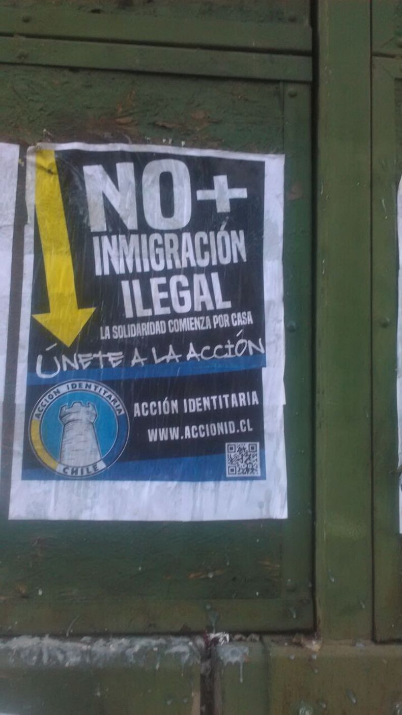 carteles anti inmigrantes Santiago 2.jpg