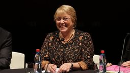 A lo Leia: Bachelet pide defender su legado porque la lucha contra el lado oscuro de la Fuerza nunca termina