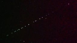 Supuesto OVNI sorprendió a Chile y el mundo: Así fue el espectáculo de los satélites del proyecto Starlink de Elon Musk