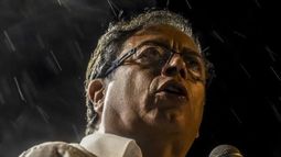Ante las dos Colombias, Fico y Petro cierran sus campañas presidenciales