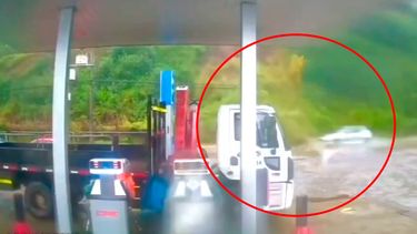Deslizamiento de tierra en Ruta T-450 de Corral casi sepulta un auto: Cámara capta milagrosa salvada