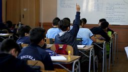 Imagen de un estudiante levantando la mano en una sala de clases / Agencia Uno Imagen de un estudiante levantando la mano en una sala de clases / Agencia Uno